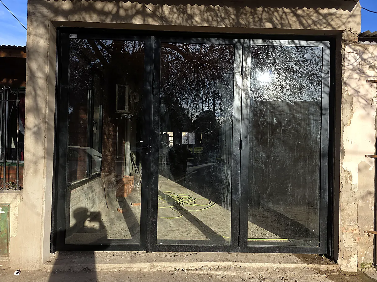 Frente de aluminio oscuro con vidrio