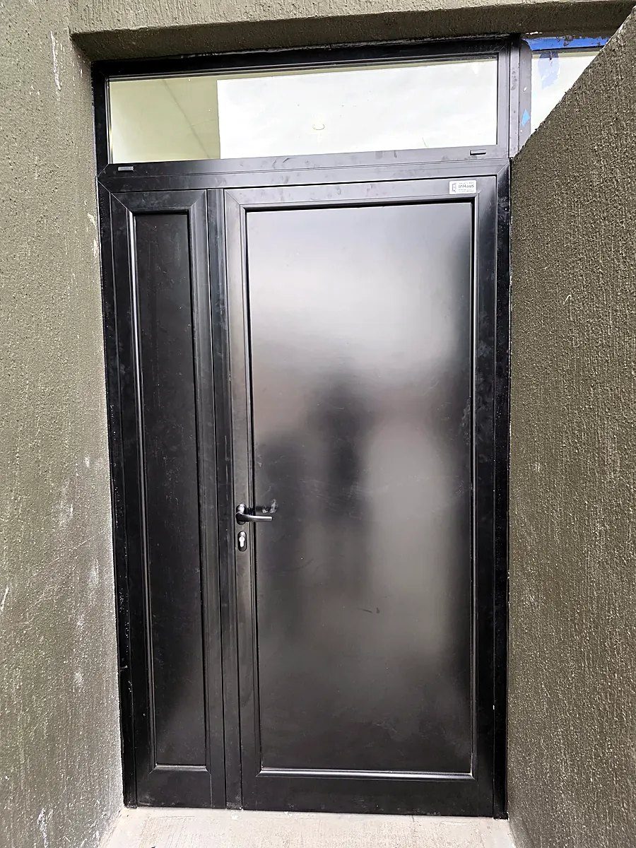 Puerta de aluminio negro con paño fijo