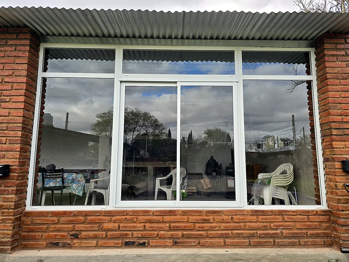 Frente de quincho de ladrillo cerrado con aluminio blanco