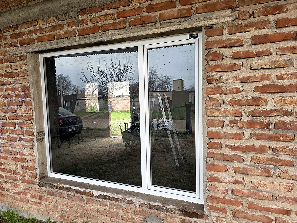 Ventana corrediza en una pared de ladrillo