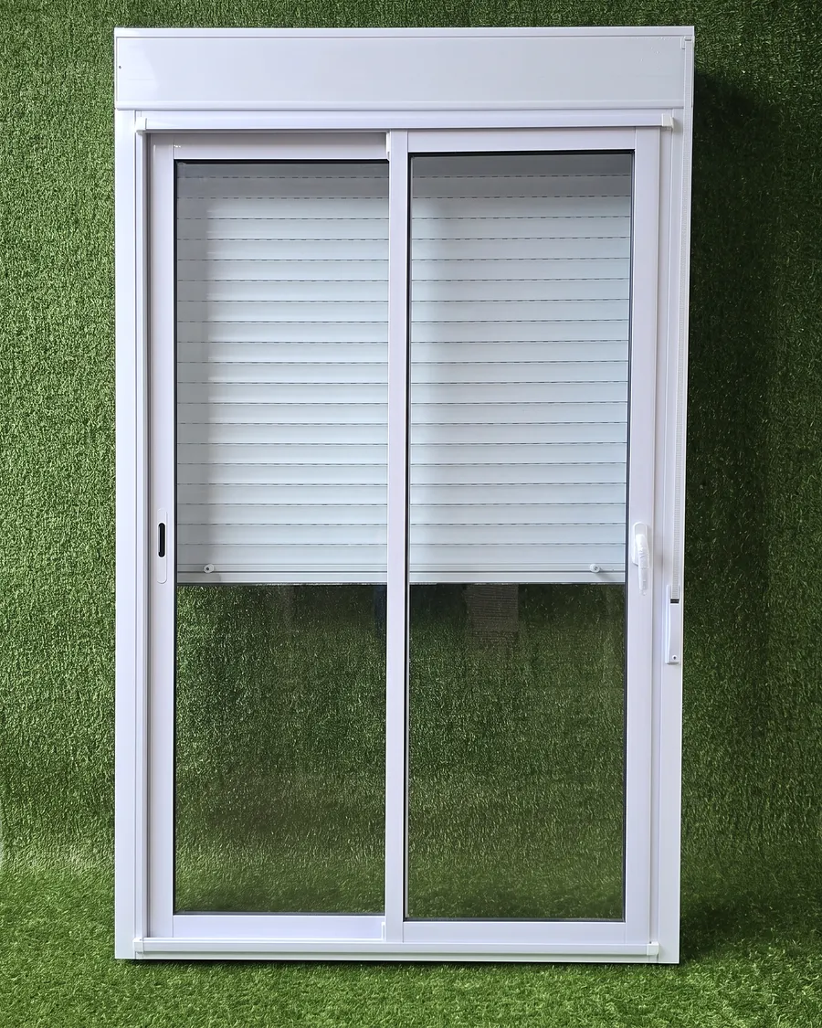 Ventana corrediza de aluminio blanco con cortina de enrollar