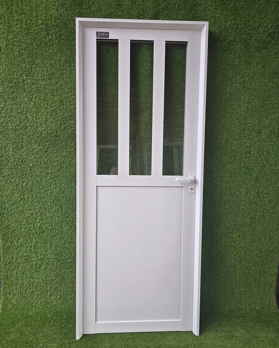 Puerta de aluminio blanco con tres vidrios