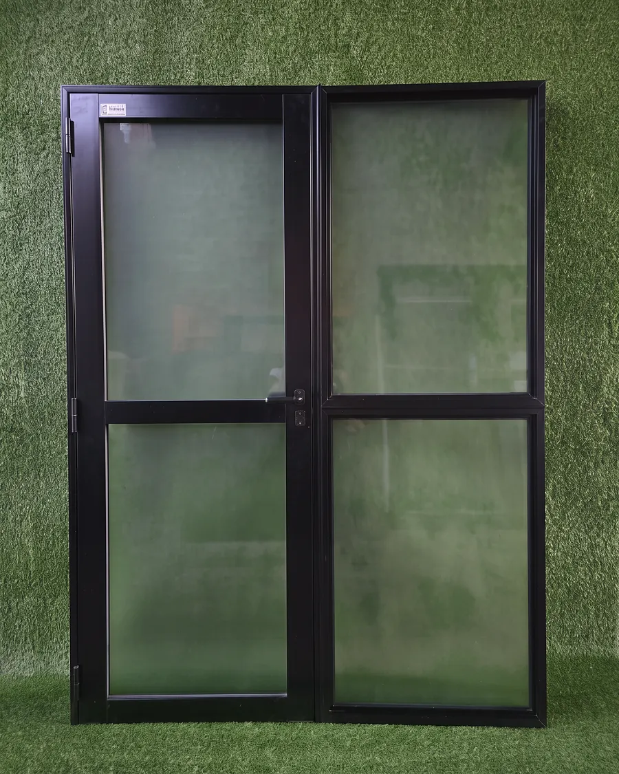 Puerta-ventana de aluminio oscuro con vidrio esmerilado