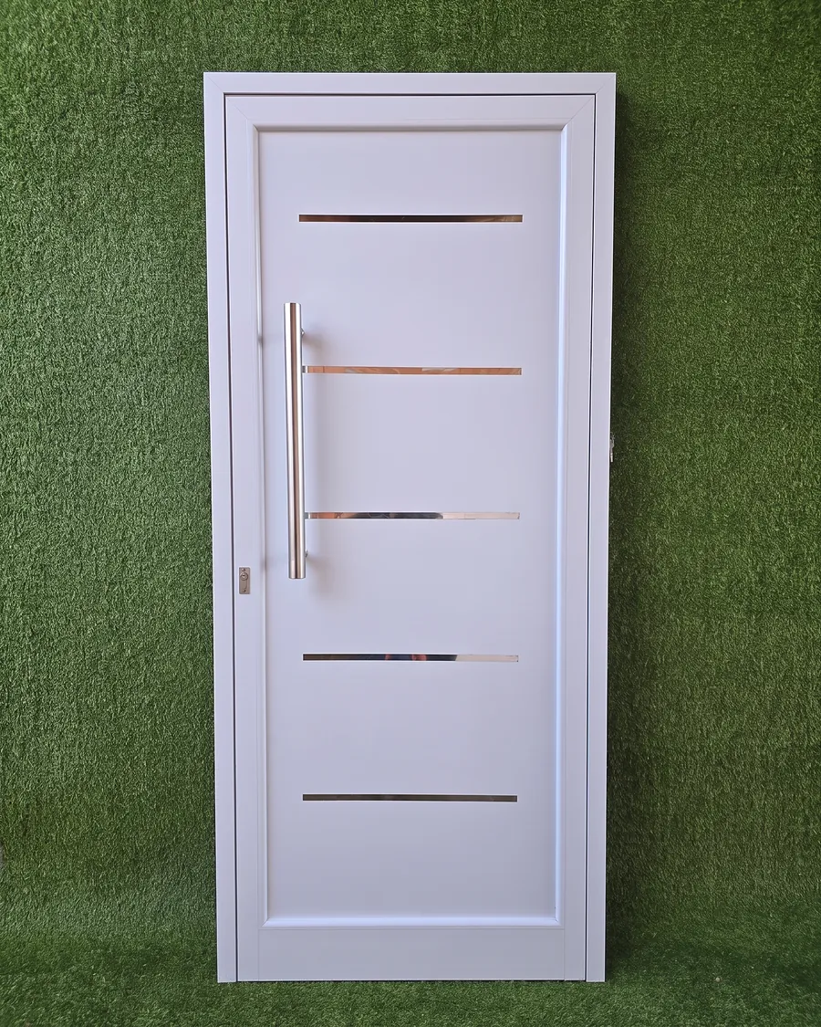 Puerta de aluminio blanco con barral y líneas
