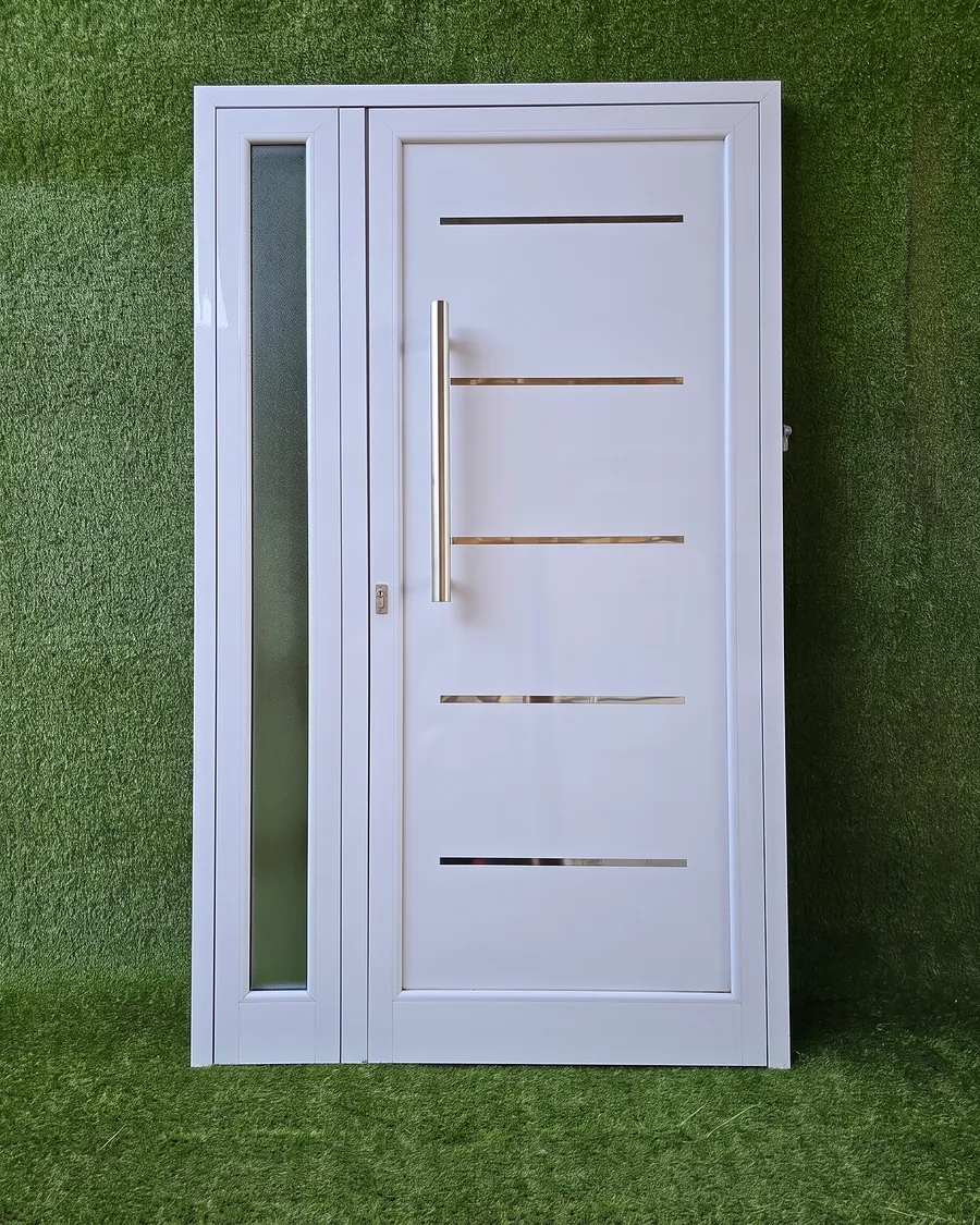 Puerta de aluminio con paño lateral vidriado